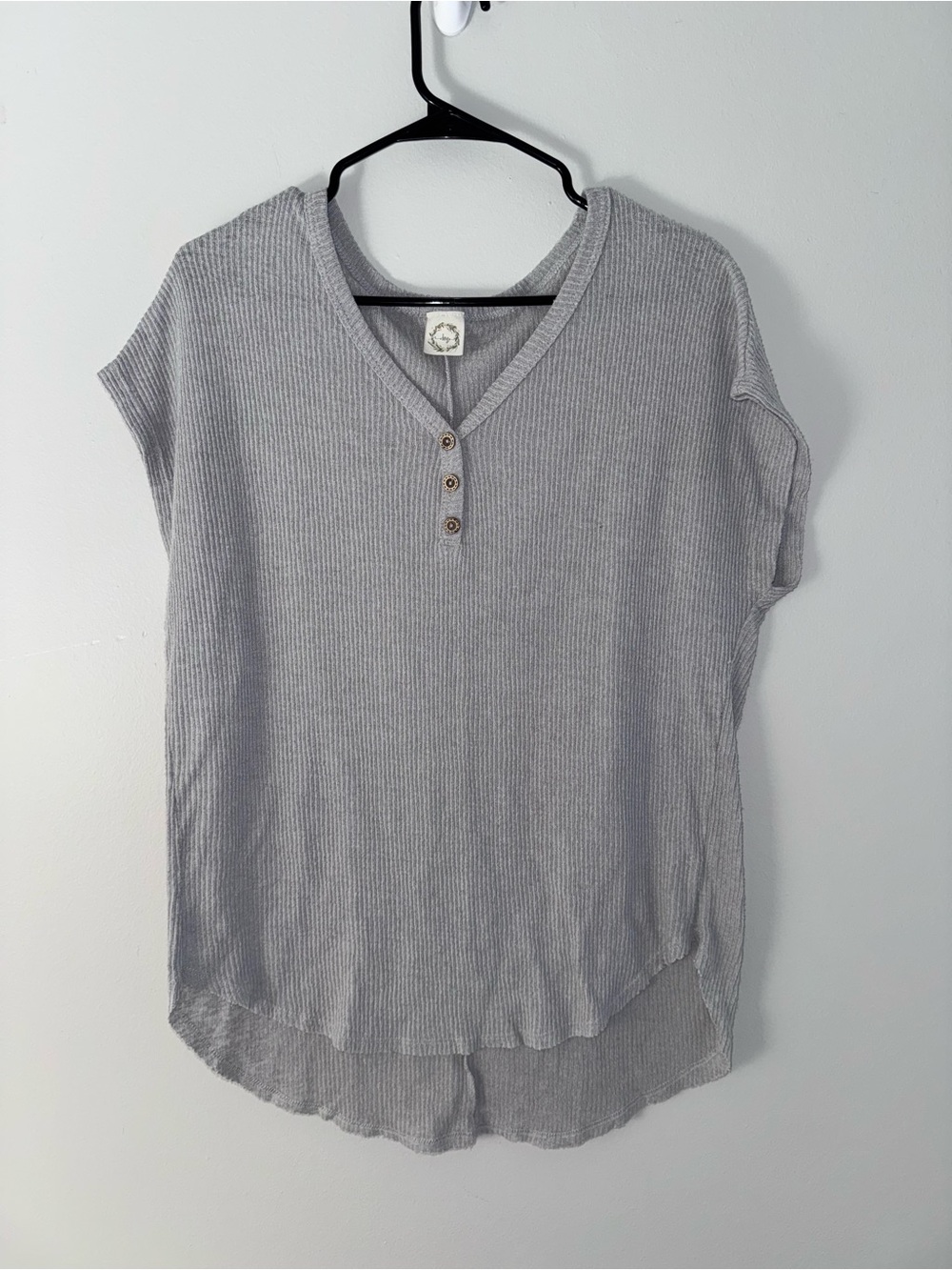 Waffle Knit V-Neck Short Sleeve Tee in Light Gray